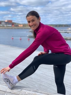 Sofia Norgren stretchar på bryggan